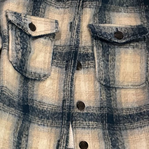 Size M shacket like new barely worn - Picture 1 of 2